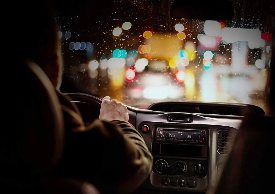 Immagine di ascoltatore radio in auto di notte